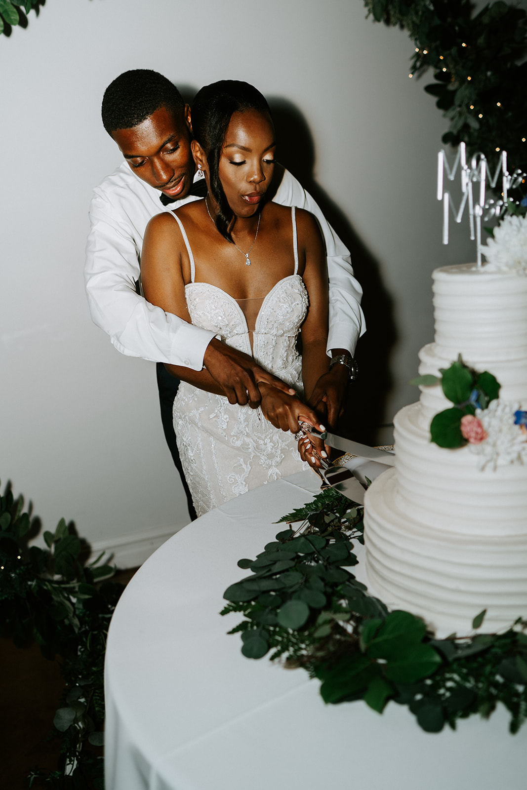 cutting wedding cake